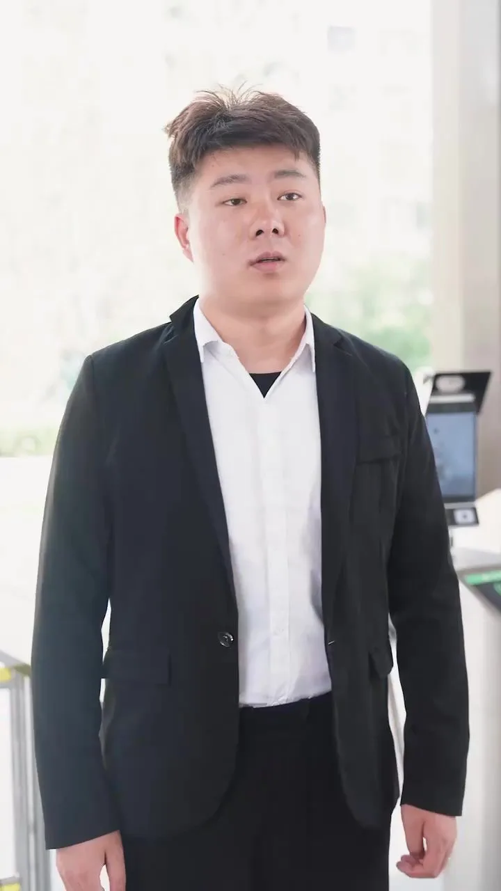 拽妈携崽归来（一胎三宝，神秘爹地竟是大佬）海报